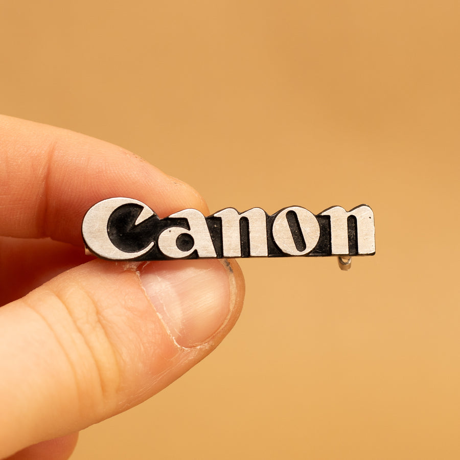 Épingle de logo Canon faite à la main