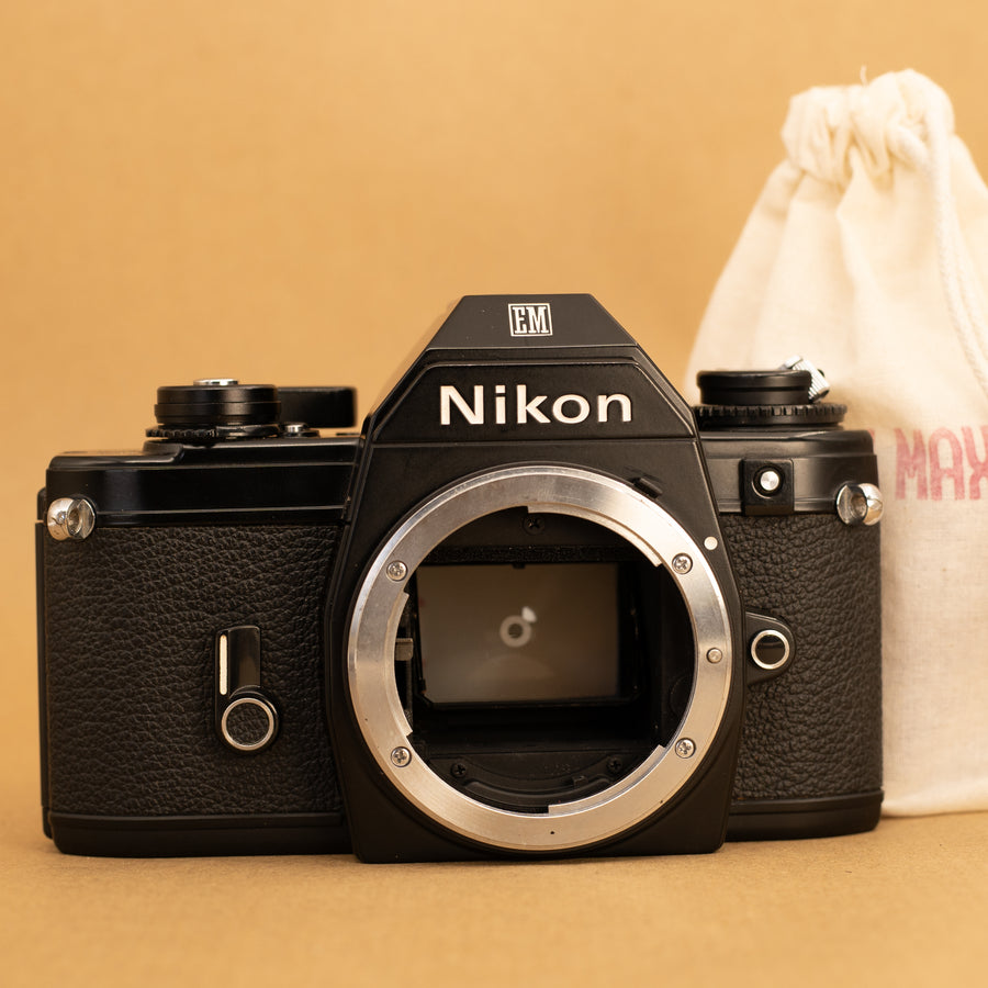 Nikon EM avec objectif Nikkor 50 mm f/1.8