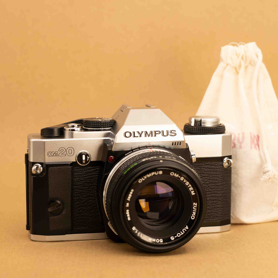 Olympus OM20 en orange avec objectif 50 mm f/1.8