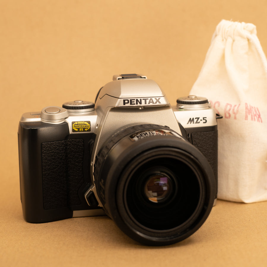 Pentax MZ-5 con lente 28-70 mm f/4-5,6