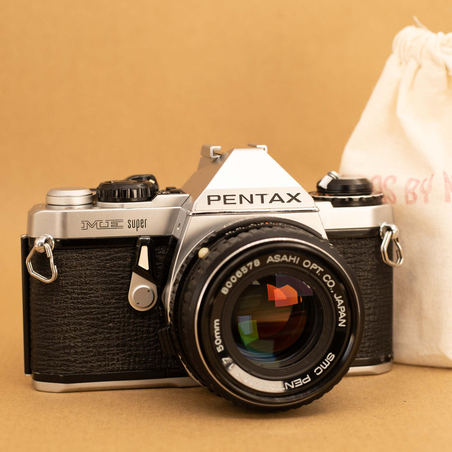 Pentax ME Super con lente de 50 mm f/1.7