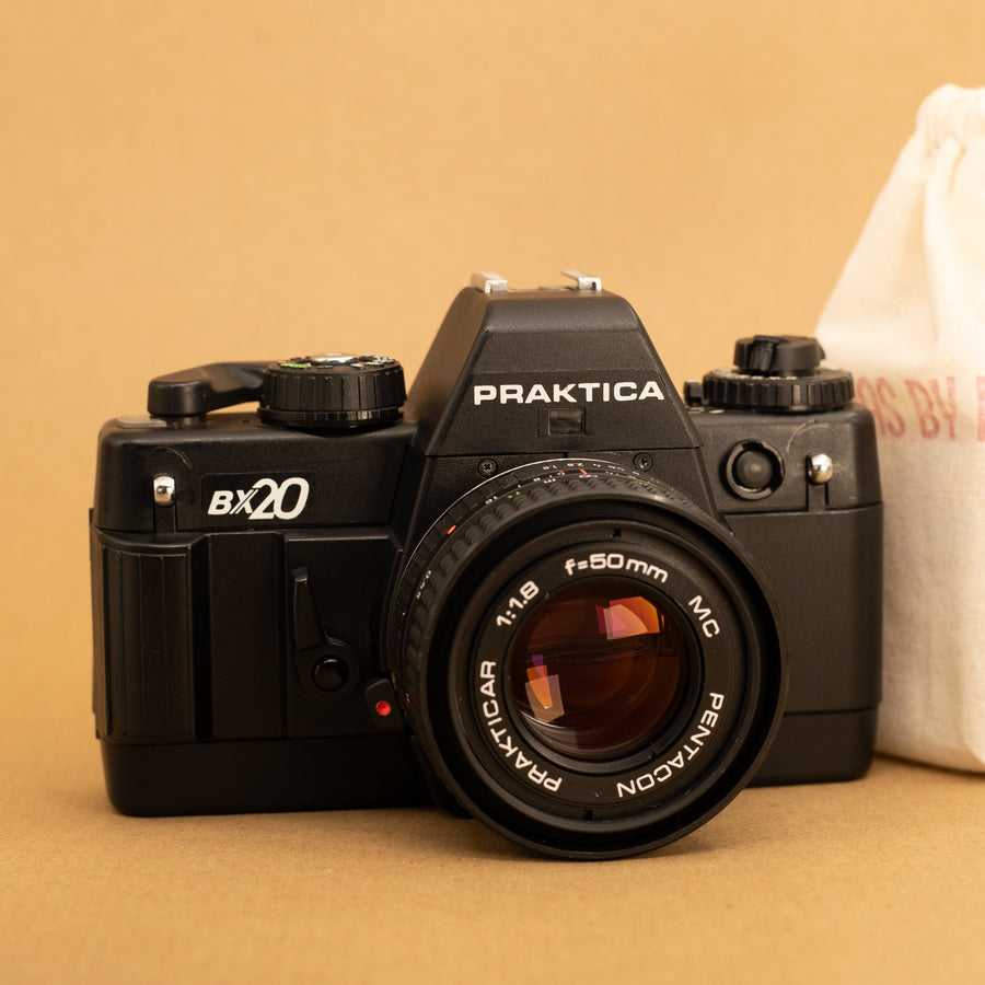 Praktica BX20 con lente Pentacon 50 mm f/1.8